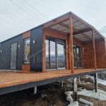 Проект дома «М-45» из СИП-панелей, 45 м² — одноэтажный модульный дом на сваях с террасой и панорамными окнами | HotWell.KZ