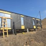 Проект дома «А-90ББ» из СИП-панелей, 90 м² — одноэтажный модульный дом с тёмным сайдингом и панорамными окнами | HotWell.KZ