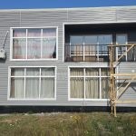 Проект дома «С-286» из СИП-панелей, 286 м² — двухэтажный дом с серым горизонтальным сайдингом, балконом и панорамными окнами | HotWell.KZ