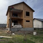 Проект дома «М-120ББ» из СИП-панелей, 120 м² — двухэтажный дом из сип-панелей с двускатной крышей на этапе строительства | HotWell.KZ