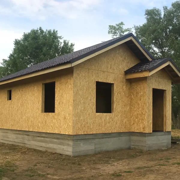 Баня «Антеплево», 49 м², 1 этаж, в черновой отделке: коробка из СИП-панелей OSB-3, двускатная кровля из металлочерепицы, проёмы без окон и дверей