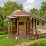 Проект бани «К-40» из СИП-панелей, 40 м² — одноэтажная баня с бежевым фасадом, коричневой крышей и крытым крыльцом | HotWell.KZ
