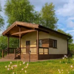 Проект бани «К-51» из СИП-панелей, 51 м² — одноэтажная баня с бежевым фасадом, коричневой крышей и крытым крыльцом | HotWell.KZ