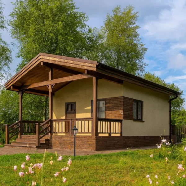Проект бани «К-51» из СИП-панелей, 51 м² — одноэтажная баня с бежевым фасадом, коричневой крышей и крытым крыльцом | HotWell.KZ