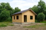 Баня «Л-45», 45 м², 1 этаж, в черновой отделке: коробка из СИП-панелей OSB-3, двускатная кровля из металлочерепицы, проёмы без окон и дверей