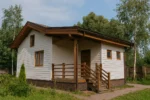 Проект бани «Н-56» из СИП-панелей, 56 м² — одноэтажная баня с белым фасадом, коричневой крышей и крытым крыльцом | HotWell.KZ