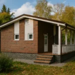 Проект бани «Н-59» из СИП-панелей, 59 м² — одноэтажная баня с кирпичным фасадом, коричневой крышей и террасой | HotWell.KZ