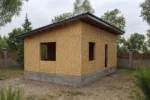Баня «О-53», 53 м², 1 этаж, в черновой отделке: коробка из СИП-панелей OSB-3, односкатная кровля из металлочерепицы, проёмы без окон и дверей