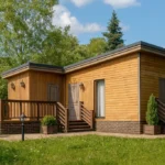 Проект бани «П-47» из СИП-панелей, 47 м² — одноэтажная баня с деревянным фасадом, плоской крышей и террасой | HotWell.KZ
