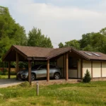 Проект бани «П-78» из СИП-панелей, 78 м² — одноэтажная баня с бежевым фасадом, коричневой крышей и навесом | HotWell.KZ