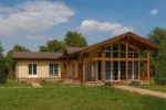 Проект бани «Р-190Б» из СИП-панелей, 190 м² — одноэтажная баня с бежевым фасадом, коричневой крышей и панорамными окнами | HotWell.KZ