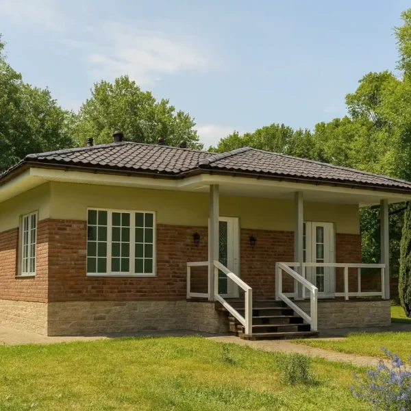 Проект бани «С-60» из СИП-панелей, 60 м² — одноэтажная баня с кирпичным фасадом, темной крышей и крытым крыльцом | HotWell.KZ
