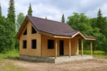 Баня «В-118», 118 м², 1,5 этажа, в черновой отделке: коробка из СИП-панелей OSB-3, двускатная кровля из металлочерепицы, проёмы без окон и дверей, в проёмах видны сосновые балки перекрытия