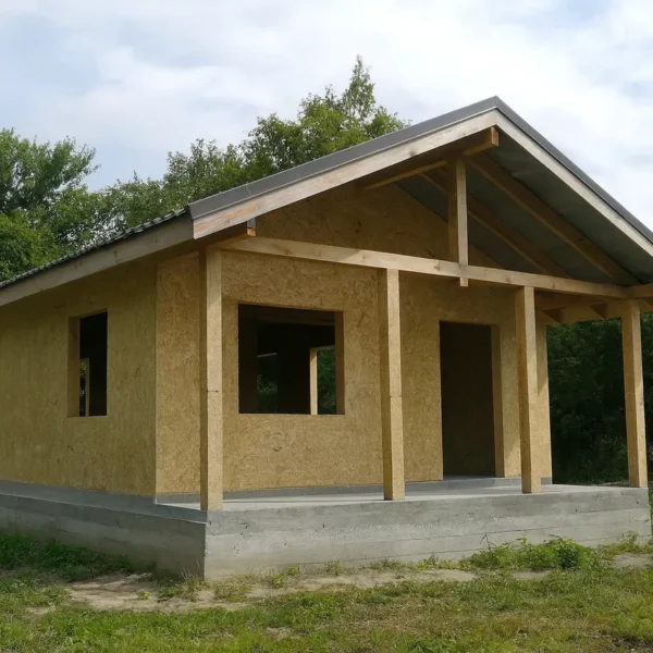 Баня «В-55», 55 м², 1 этаж, в черновой отделке: коробка из СИП-панелей OSB-3, двускатная кровля из металлочерепицы, проёмы без окон и дверей