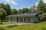 Проект дома «А-150Б» из СИП-панелей, 150 м² — одноэтажный дом с серым фасадом, черной крышей и террасой | HotWell.KZ