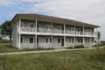Проект дома «А-545» из СИП-панелей, 545 м² — двухэтажный дом с серым фасадом, коричневой крышей и балконом | HotWell.KZ