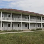 Проект дома «А-545» из СИП-панелей, 545 м² — двухэтажный дом с серым фасадом, коричневой крышей и балконом | HotWell.KZ