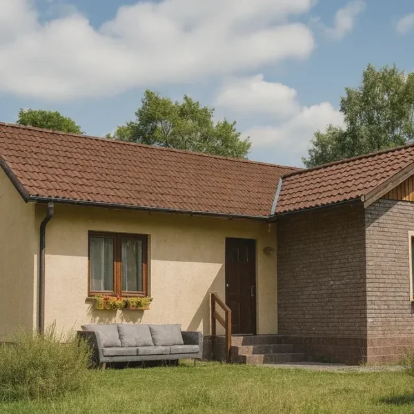 Проект дома «А-72» из СИП-панелей, 72 м² — одноэтажный дом с бежевым фасадом, коричневой крышей и крыльцом | HotWell.KZ