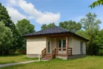 Проект дома «А-80В» из СИП-панелей, 80 м² — одноэтажный дом с бежевым фасадом, тёмной крышей и крыльцом | HotWell.KZ