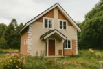 Проект дома «Б-107» из СИП-панелей, 107 м² — двухэтажный дом с бежевым фасадом и коричневой крышей | HotWell.KZ