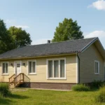 Проект дома «Б-107Б» из СИП-панелей, 107 м² — одноэтажный дом с бежевым фасадом, серой крышей и крыльцом | HotWell.KZ