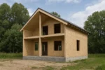 Дом «Б-113Г», 113 м², 1,5 этажа, в черновой отделке: коробка из СИП-панелей OSB-3, двускатная кровля из металлочерепицы, проёмы без окон и дверей, в проёмах видны сосновые балки перекрытия