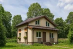 Проект дома «Б-116» из СИП-панелей, 116 м² — двухэтажный дом с бежевым фасадом, коричневой крышей и цветочными ящиками | HotWell.KZ