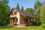Проект дома «Б-131В» из СИП-панелей, 131 м² — двухэтажный дом с бежевым фасадом, коричневой крышей и террасой | HotWell.KZ