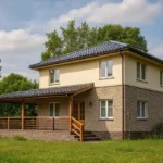Проект дома «Б-135» из СИП-панелей, 135 м² — двухэтажный дом с бежевым фасадом, серой крышей и террасой | HotWell.KZ