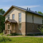Проект дома «Б-162» из СИП-панелей, 162 м² — двухэтажный дом с бежевым фасадом, серой крышей и крыльцом | HotWell.KZ