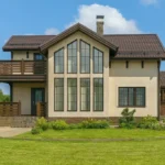 Проект дома «Б-220» из СИП-панелей, 220 м² — двухэтажный дом с бежевым фасадом, коричневой крышей и балконом | HotWell.KZ