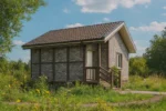 Проект дома «Б-43» из СИП-панелей, 43 м² — одноэтажный дом с серым фасадом, коричневой крышей и крыльцом | HotWell.KZ