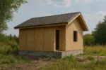 Дом «Б-43», 43 м², 1 этаж, в черновой отделке: коробка из СИП-панелей OSB-3, двускатная кровля из металлочерепицы, проёмы без окон и дверей