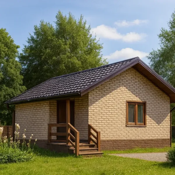 Проект дома «Б-43Б» из СИП-панелей, 43 м² — одноэтажный дом с бежевым фасадом, темной крышей и крыльцом | HotWell.KZ