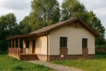 Проект дома «Б-75» из СИП-панелей, 75 м² — одноэтажный дом с бежевым фасадом, коричневой крышей и террасой | HotWell.KZ
