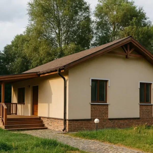Проект дома «Б-75» из СИП-панелей, 75 м² — одноэтажный дом с бежевым фасадом, коричневой крышей и террасой | HotWell.KZ