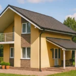 Проект дома «Б-97Г» из СИП-панелей, 97 м² — двухэтажный дом с жёлтым фасадом, коричневой крышей и балконом | HotWell.KZ