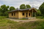 Дом «Ч-142», 142 м², 1 этаж, в черновой отделке: коробка из СИП-панелей OSB-3, вальмовая кровля из металлочерепицы, проёмы без окон и дверей