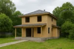 Дом «Ч-154», 154 м², 2 этажа, в черновой отделке: коробка из СИП-панелей OSB-3, вальмовая кровля из металлочерепицы, проёмы без окон и дверей, в проёмах видны сосновые балки перекрытия
