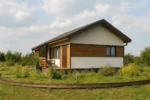 Проект дома «Ч-48» из СИП-панелей, 48 м² — одноэтажный дом с белым фасадом, коричневыми вставками и террасой | HotWell.KZ