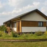 Проект дома «Ч-48» из СИП-панелей, 48 м² — одноэтажный дом с белым фасадом, коричневыми вставками и террасой | HotWell.KZ