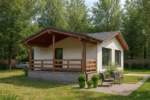 Проект дома «Ч-72» из СИП-панелей, 72 м² — одноэтажный дом с белым фасадом, серой крышей и террасой | HotWell.KZ