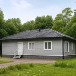 Проект дома «Д-126Б» из СИП-панелей, 126 м² — одноэтажный дом с серым сайдингом и черной крышей | HotWell.KZ