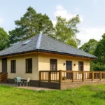 Проект дома «Д-172» из СИП-панелей, 172 м² — одноэтажный дом с бежевым фасадом, серой крышей и террасой | HotWell.KZ