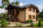 Проект дома «Д-172Б» из СИП-панелей, 172 м² — двухэтажный дом с бежевым фасадом, коричневой крышей и балконом | HotWell.KZ
