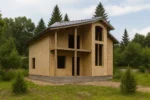 Дом «Д-194», 194 м², 1.5 этажа, в черновой отделке: коробка из СИП-панелей OSB-3, двускатная кровля из металлочерепицы, проёмы без окон и дверей, в проёмах видны сосновые балки перекрытия