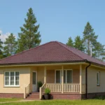 Проект дома «Д-82» из СИП-панелей, 82 м² — одноэтажный дом с бежевым фасадом, коричневой крышей и крыльцом | HotWell.KZ