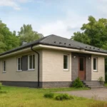Проект дома «Д-89» из СИП-панелей, 89 м² — одноэтажный дом с бежевым фасадом, серой крышей и крыльцом | HotWell.KZ
