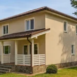 Проект дома «Е-180» из СИП-панелей, 180 м² — двухэтажный дом с бежевым фасадом, коричневой крышей и крытым крыльцом | HotWell.KZ