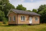 Проект дома «Е-70» из СИП-панелей, 70 м² — одноэтажный дом с бежевым фасадом, серой крышей и крытым крыльцом | HotWell.KZ
